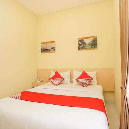 Oyo 272 M Suite Residence Malang Extérieur photo