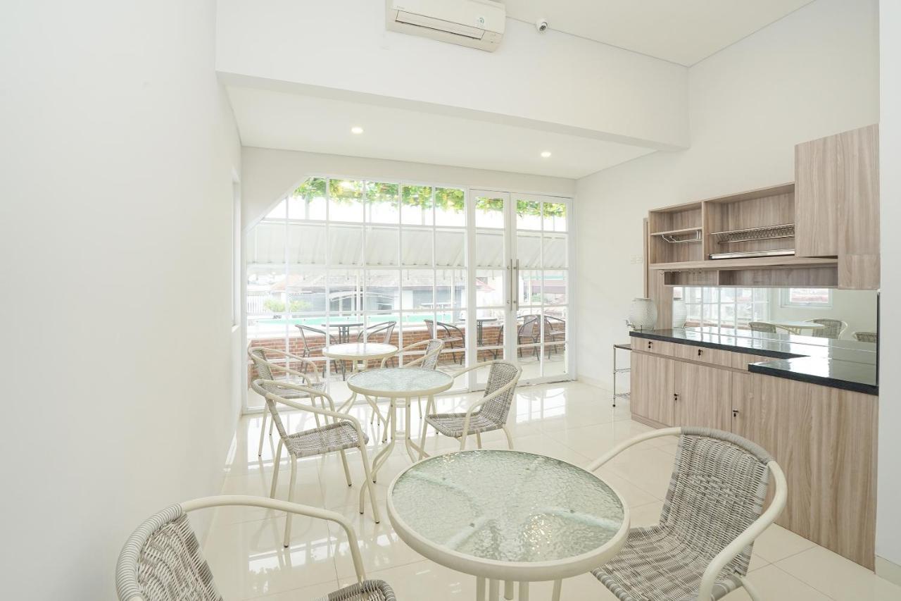 Oyo 272 M Suite Residence Malang Extérieur photo