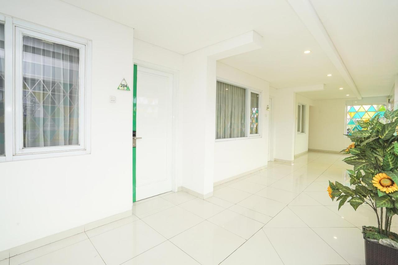 Oyo 272 M Suite Residence Malang Extérieur photo