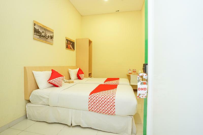 Oyo 272 M Suite Residence Malang Extérieur photo